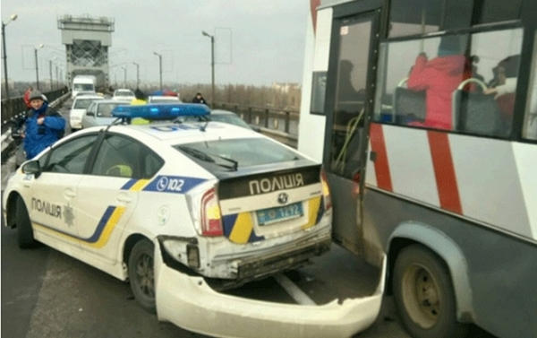 В Кременчуге маршрутное такси въехало в машину патрульной полиции