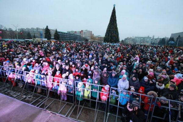 В Кременчуге зажгли главную новогоднюю елку