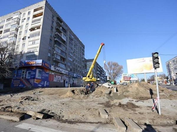 Кременчугские дорожники заканчивают ремонт тротуара на проспекте Свободы
