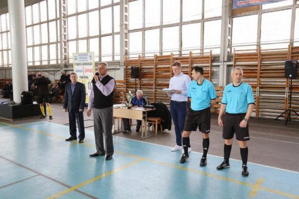 Кременчугские чиновники встретились на футбольном поле с коммунальщиками