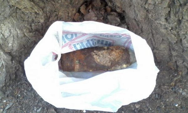 В Кременчуге нашли немецкий снаряд и пачку сигарет