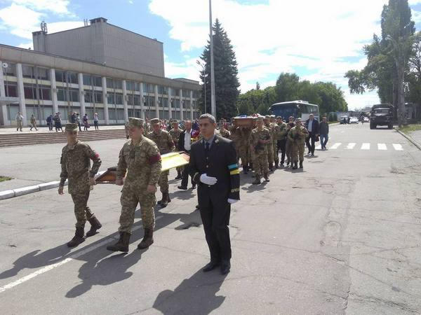 Кременчуг провел в последний путь 24-летнего воина АТО Руслана Кырниса