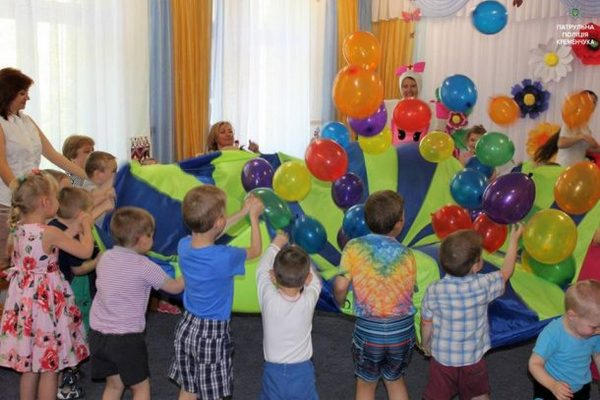 Кременчугские патрульные игрались с детьми