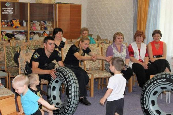 Кременчугские патрульные игрались с детьми