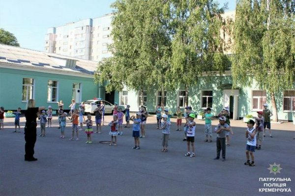 Кременчугские патрульные вместе со школьниками сделали зарядку