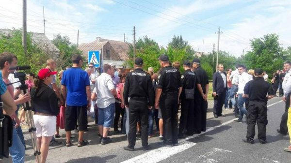 Кременчугская полиция охраняла нардепа Каплина в селе Кияшки