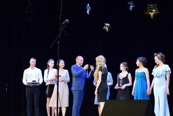 Кременчугских выпускников отметили наградами за успехи в учебе