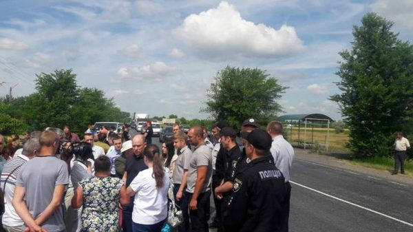 Кременчугская полиция охраняла нардепа Каплина в селе Кияшки
