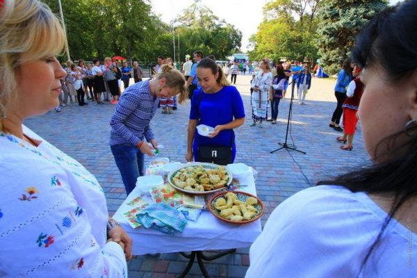 Празднование Дня Независимости в Кременчуге началось с вареничной стрит-акции