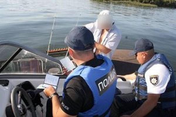 Кременчугские полицейские ловили нарушителей на воде