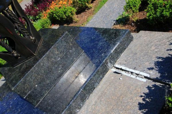 В Кременчуге вандал повредил памятник воинам АТО