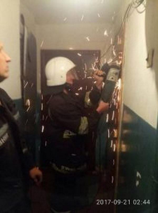 Кременчугских спасателей вызывали на аварийное открытие дверей