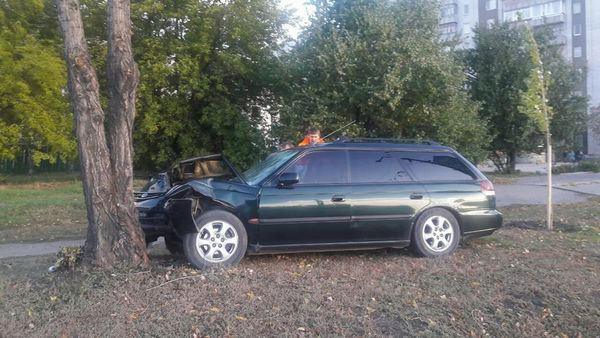 На проспекте Леси Украинки кременчужанин не справился с управлением и врезался в дерево