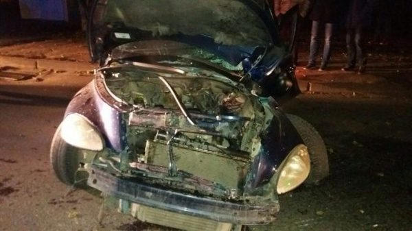 В Кременчуге Chrysler врезался в электроопору: водителя госпитализировали
