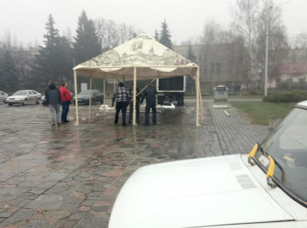 Кременчугские коммунальщики готовятся к открытию Новогодней елки