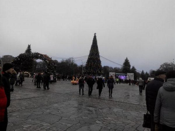 В Кременчуге состоялось торжественное открытие новогодней елки