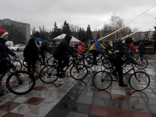 В Кременчуге 35 мокрых Дедов Морозов проехались на велосипедах
