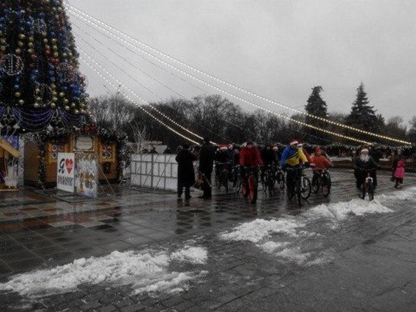 В Кременчуге 35 мокрых Дедов Морозов проехались на велосипедах