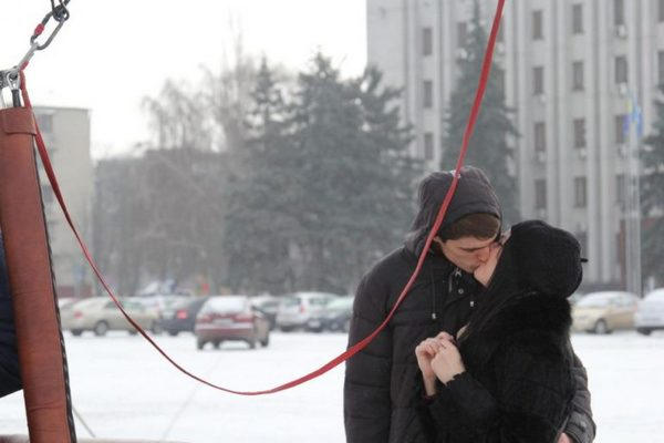 Пара кременчужан, первая вступившая в брак 14 февраля, покаталась на воздушном шаре
