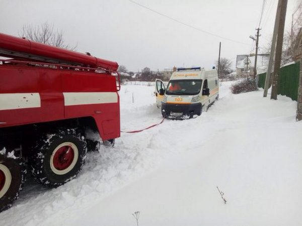 Кременчугские спасатели продолжают освобождать автотранспорт из снежного плена