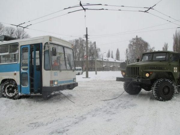 Кременчугские спасатели продолжают освобождать автотранспорт из снежного плена