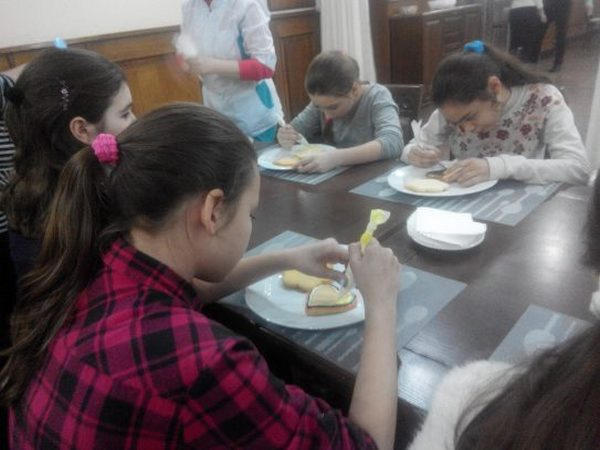 Кременчугские дети еще раз поздравили мам и бабушек