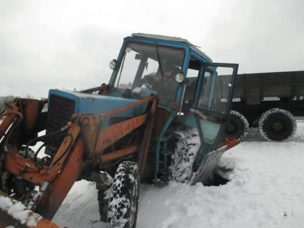 Кременчугские спасатели ликвидировали пробку из грузовиков и вытащили трактор из люка