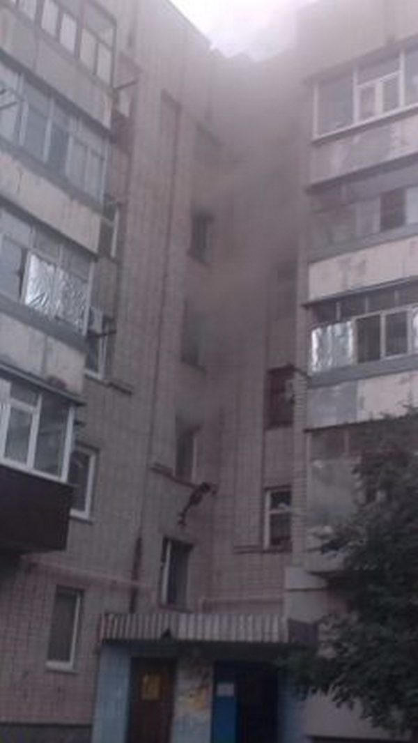 В результате пожара спасателям пришлось эвакуировать жильцов дома по ул. О. Кошевого