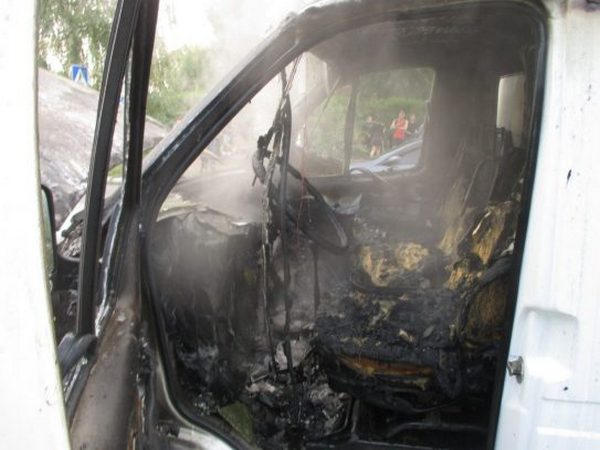 В Кременчуге посреди улицы загорелся автомобиль