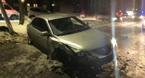 В Кременчуге пьяный водитель, убегая от полиции, врезался в столб
