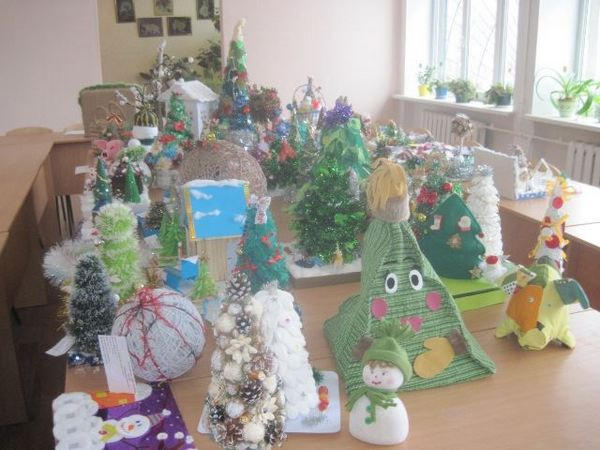 Кременчугские школьники изготовили елки своими руками
