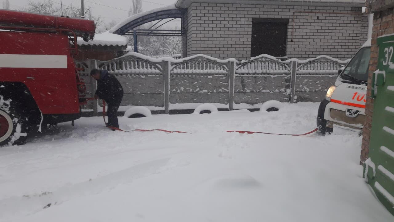 Кременчугские спасатели вытягивали карету скорой из снега