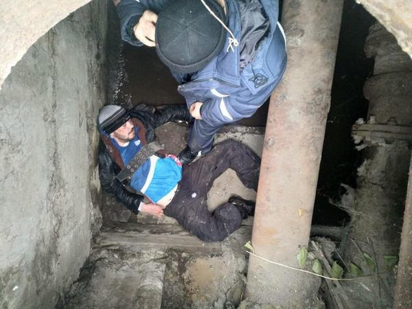 Кременчугские спасатели оказали помощь бездомному, который залез погреться в колодец теплосети