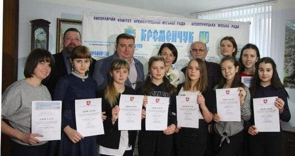 Юные кременчужане получили грамоты за украшение елки в городе-побратиме Алитус