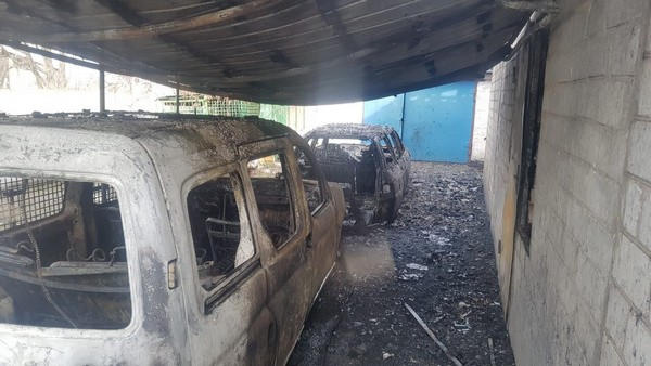 В Кременчугском районе пожарные тушили два автомобиля и крышу дома