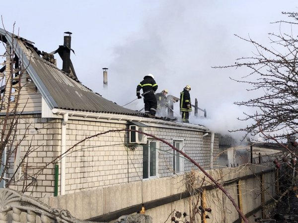 В Кременчугском районе пожарные тушили два автомобиля и крышу дома