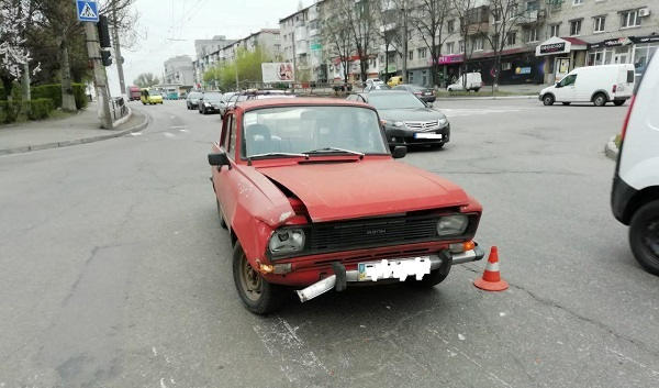 В Кременчуге «Москвич» на перекрестке въехал в Renault Kangoo