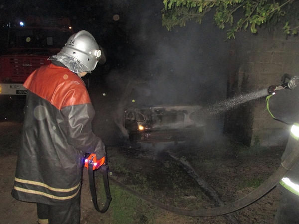 Кременчугские пожарные спасли автомобиль от огня