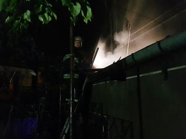 Кременчугские пожарники на выходных тушили пристройку к жилому дому
