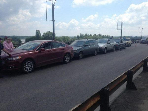 В Кременчуге на Крюковском мосту столкнулись 4 автомобиля