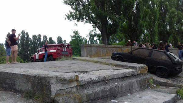 Из Кременчугского водохранилища вытащили утопленный автомобиль