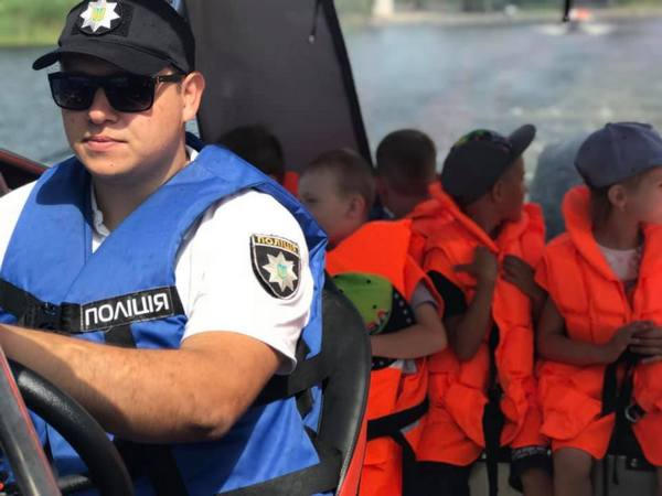 Кременчугская водная полиция и ОО «Сердца киборгов» встретились со школьниками