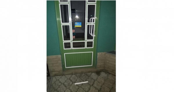 Кременчугская полиция задержала мужчину, который разбил стекло магазина