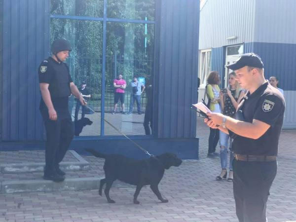 На стадионе «Кремень-Арена» искали подозрительную коробку и спасали человека