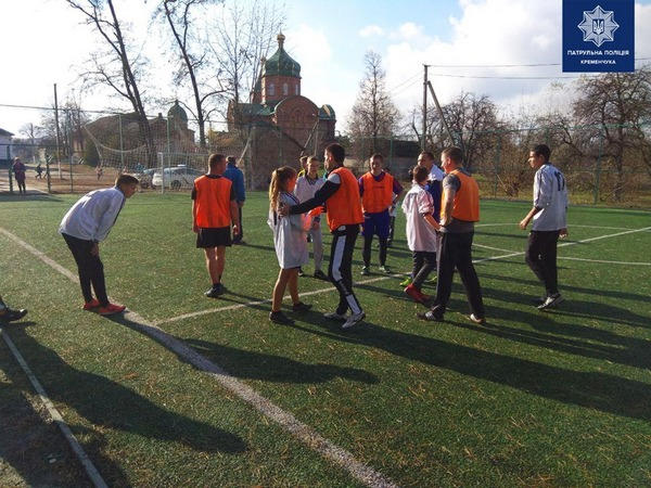 Кременчугские патрульные провели товарищеский матч со школьниками