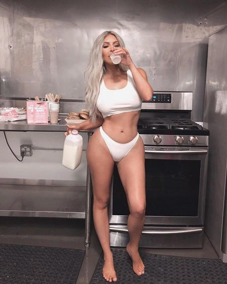 Ким Кардашьян: фото в нижнем белье на кухне