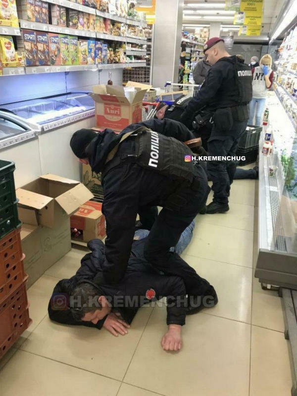 В Кременчуге мужчины пришли в магазин с оружием