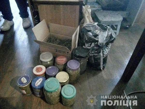 Полиция изъяла из квартиры кременчужанина заполненные банки и коробки с наркотиками