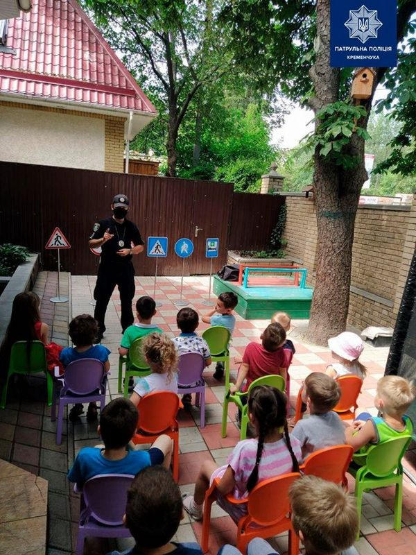 В Кременчуге школьные офицеры рассказали воспитанникам детского сада о ПДД