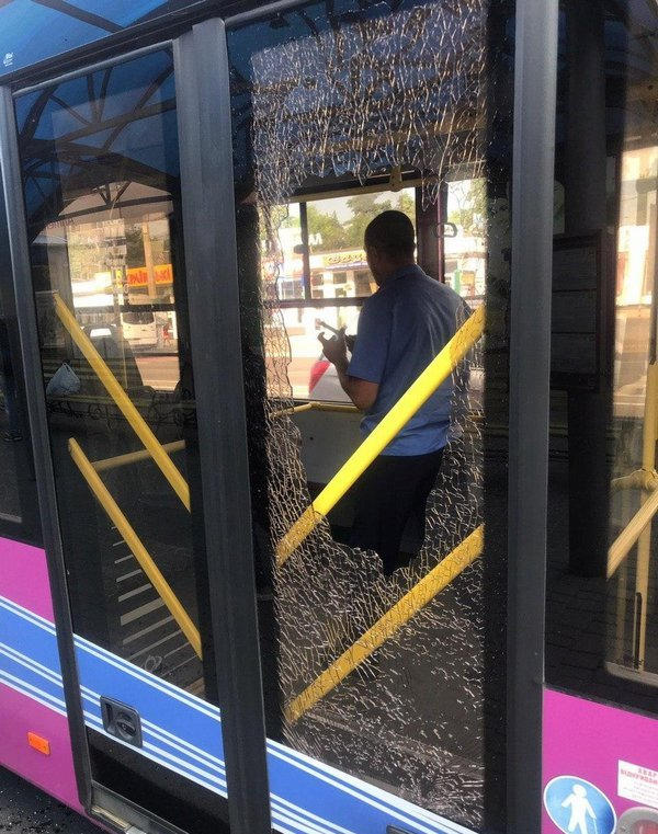 Пьяный кременчужанин разбил стекло троллейбуса, потому что его не пустили в салон